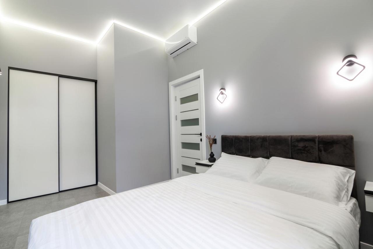 Two Bedrooms 13 Shpytalna Street Lviv Bagian luar foto